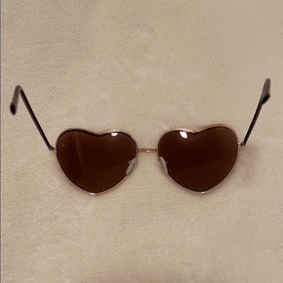 NWOT HEART SUNGLASSES - Picture 4 of 5